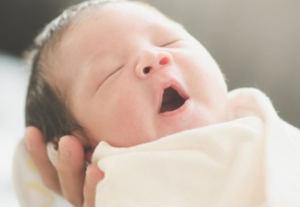 Có nên quấn trẻ sơ sinh khi ngủ không?